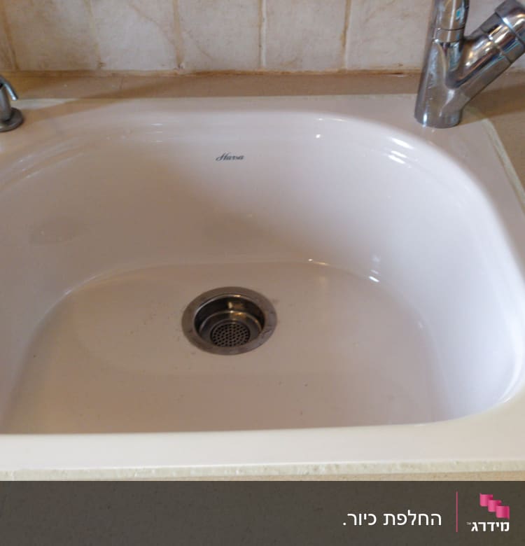 כיור מטבח עם ברז נירוסטה וניקוז